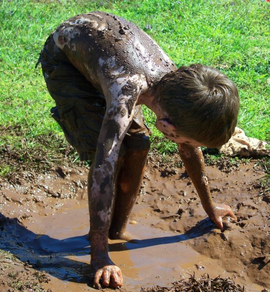 boys-in-mud